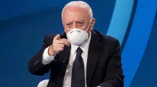 Vincenzo De Luca e Domenico Arcuri, volano stracci al vertice tra governo e regioni sui vaccini: "Glielo ha detto in faccia"