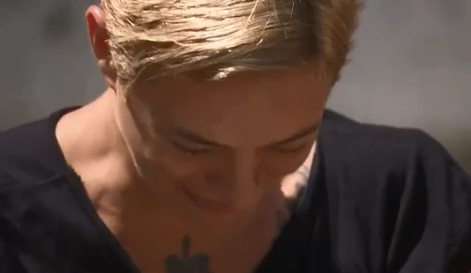 Pechino Express, Asia Argento si rompe il ginocchio e lascia il reality di Rai2: il video struggente