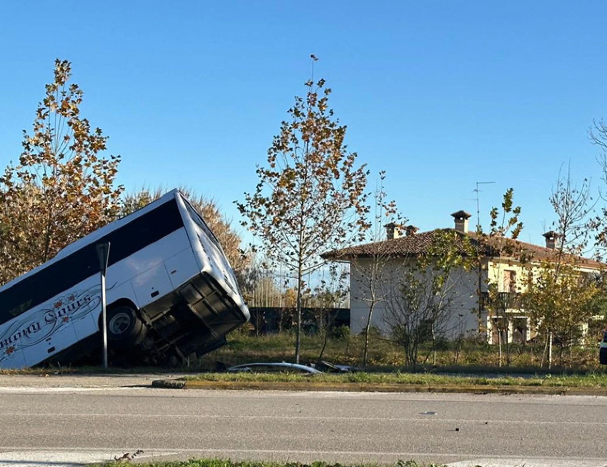 Pordenone, bus con 20 studenti si scontra con un'auto e finisce nel fosso