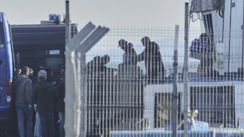 Migranti, l'Austria dalla parte di Giorgia Meloni: "SÃ¬ ai centri migranti fuori dall'Ue"