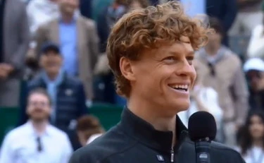 Jannik Sinner, cosa spunta sugli spalti mentre ringrazia tutti