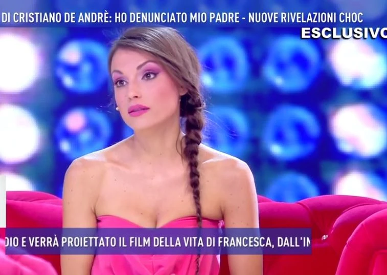 Pomeriggio 5, la nipote di De Andrè: "Dicono che gli piacciano anche gli uomini". Bomba vip: chi è bisessuale