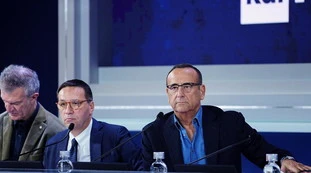 Sanremo 2025, delirio femminista contro Carlo Conti: "Patriarcato". Linciato per una battuta
