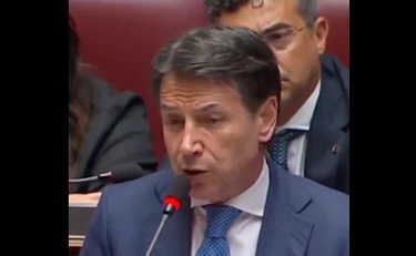 FdI irride Conte e Schlein: "Occhio a non portare sfi***"