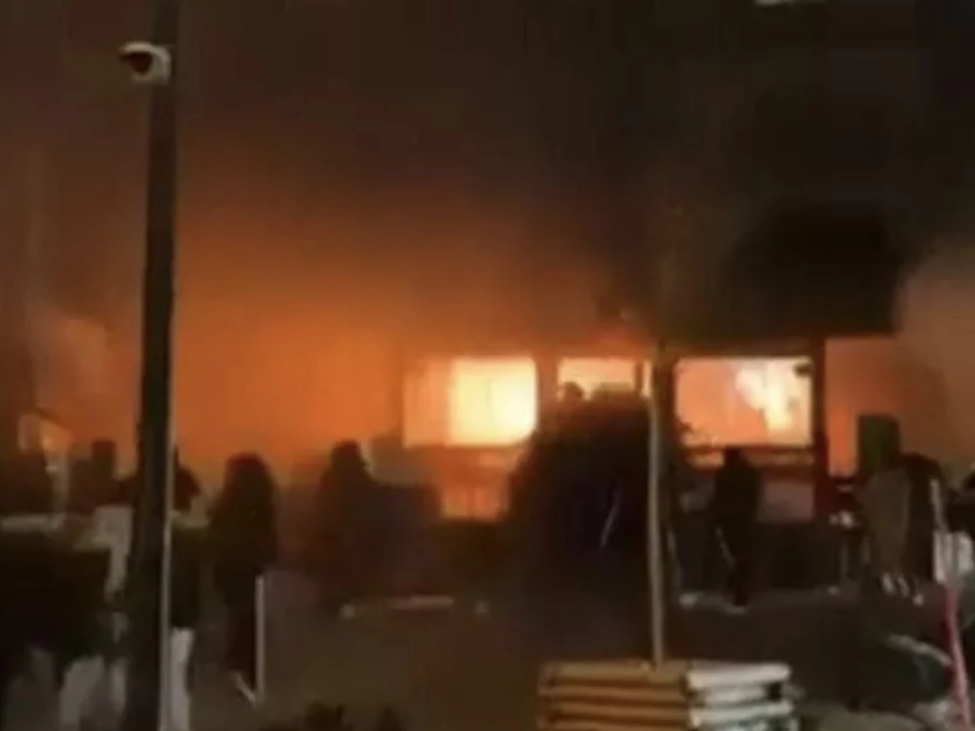 Svizzera, esplosione in un bar di una stazione sciistica di lusso: ci sono morti e feriti