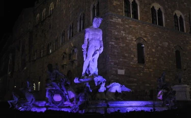 Firenze, si arrampica sulla fontana del Nettuno: danni per 5mila €