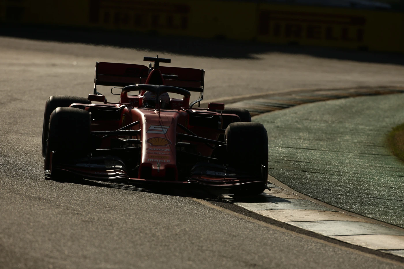 Gp Australia, qualifiche da incubo per le Ferrari: dominio di Lewis Hamilton e Mercedes