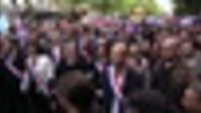 Leader LFI Mélenchon canta la Marsigliese al corteo studenti a Parigi