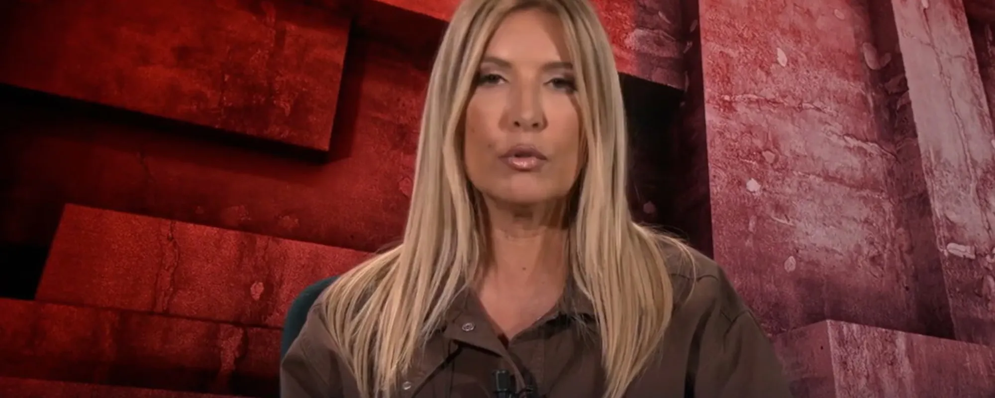 "Le capita spesso": Lucarelli sputa sentenze e insulti contro Meloni