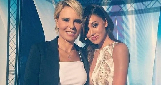 Tu si que vales, Belen Rodriguez: "Ecco quanto peso". Maria De Filippi replica così: impensabile su Canale 5