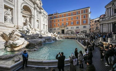 Fontana di Trevi, fermati 30 borseggiatori: uno choc, tra i ladri una 13enne