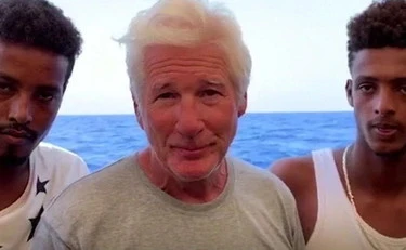 Richard Gere attacca: "Nell'Italia cristiana è illegale salvare i migranti"