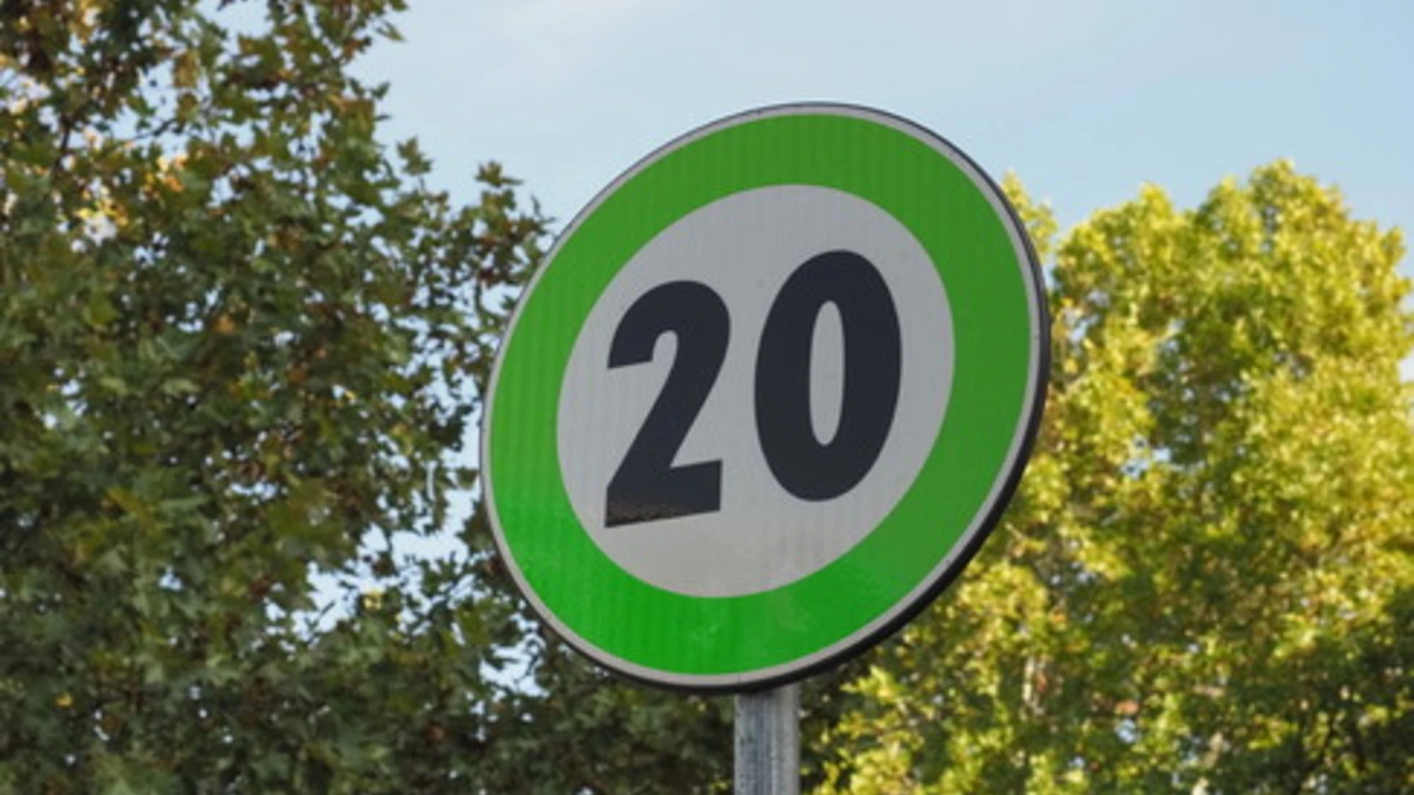 Cartelli stradali col bordo verde: cosa significano e dove sono