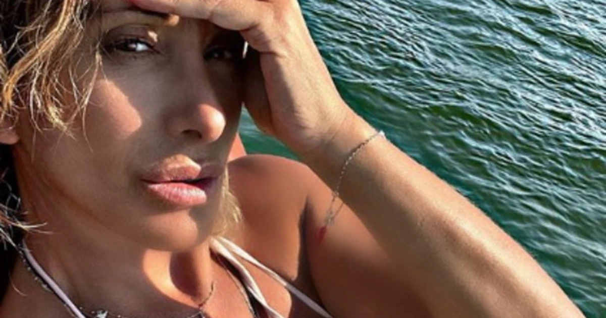 Sabrina Salerno, scollatura da urlo: la foto in primo piano mostra proprio tutto