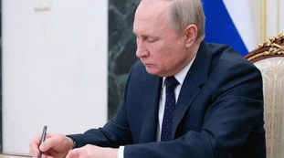 Vladimir Putin, "il buco nero che può risucchiarlo": se perde in Ucraina, che fine farà il "falso zar"