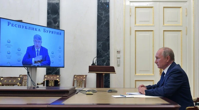 Vladimir Putin, "occhi rossi e solchi profondi": conciato così in video-collegamento, voci impazzite al Cremlino