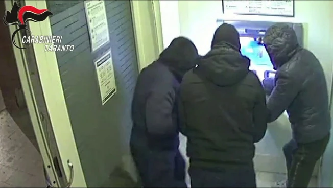 Fermata la banda che assaltava gli sportelli bancomat nel Tarantino, 5 fermi