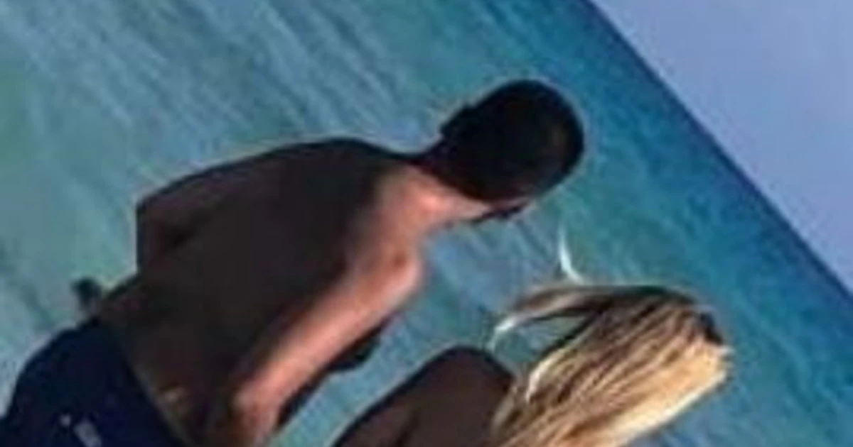 Luigi Di Maio in spiaggia con Virginia Saba, la paparazzata killer di Dagospia: "La sua fidanzata di cartone...", un bikini da governissimo