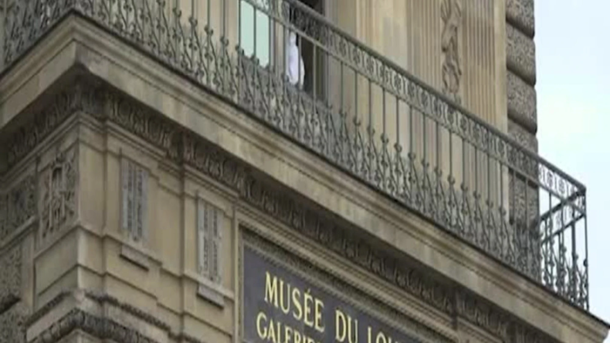 Furto al Louvre, i rilievi degli investigatori al museo
