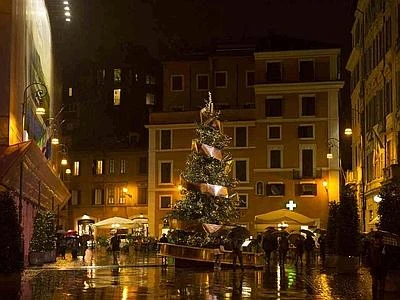 L'albero di Natale nel cuore di Roma accende anche i sorrisi dei bambini