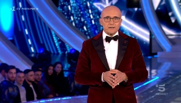 Grande Fratello Vip allungato di un mese, voce a Mediaset: colpo-Signorini, per chi è una pessima notizia