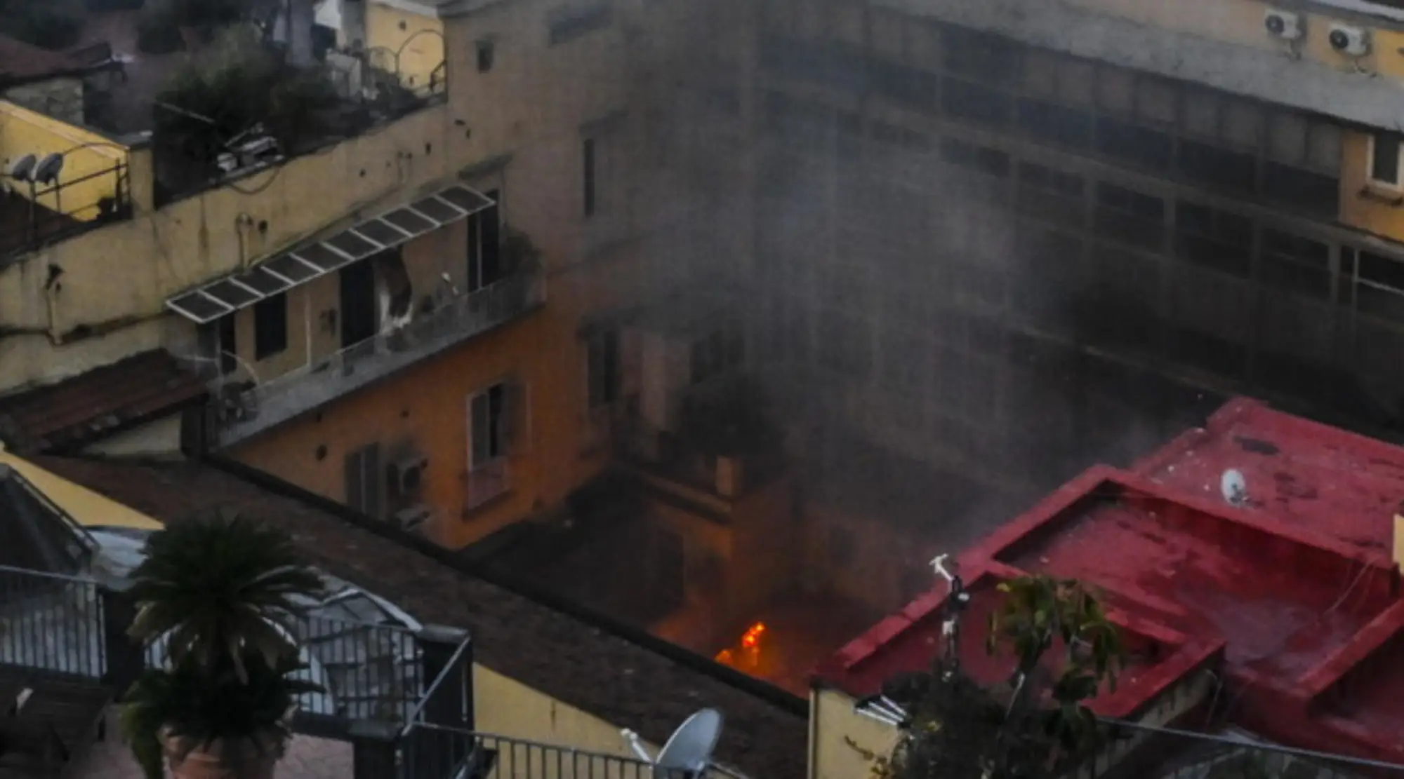 Napoli, incendio al teatro Sannazaro: persone intossicate