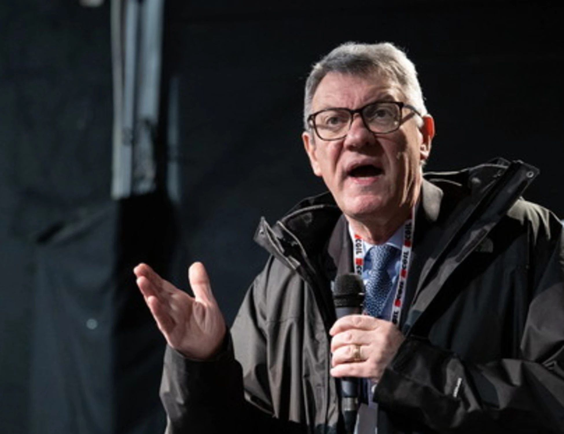 La sinistra piange per gli Ayatollah: Landini guida i compagni col turbante