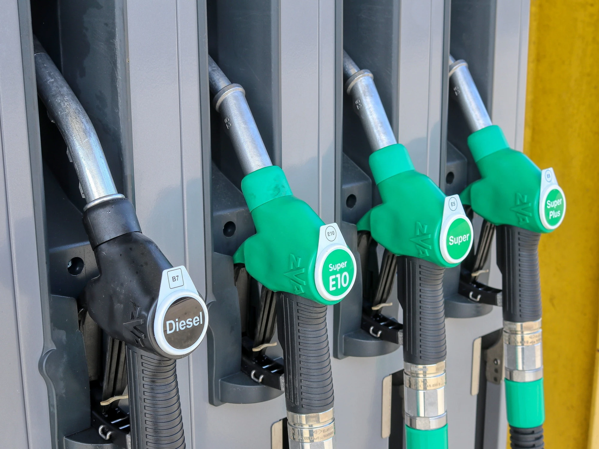 Alto Adige, diesel a 19 centesimi: si scatena l'inferno alla pompa di benzina