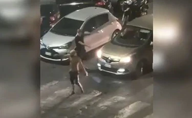 Roma, straniero fuori controllo ferma il traffico e danneggia auto e motorini: per lui finisce male