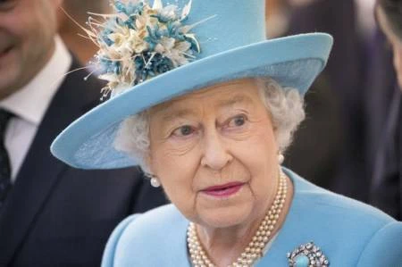 Regina Elisabetta, storica svolta: così si inginocchia a Greta Thunberg e Carola Rackete