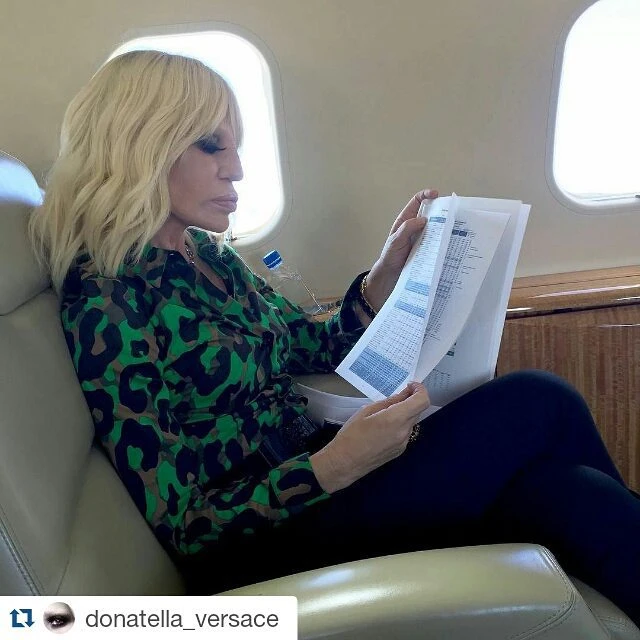 Donatella Versace su Instagram, la metamorfosi a 60 anni: la foto che fa discutere