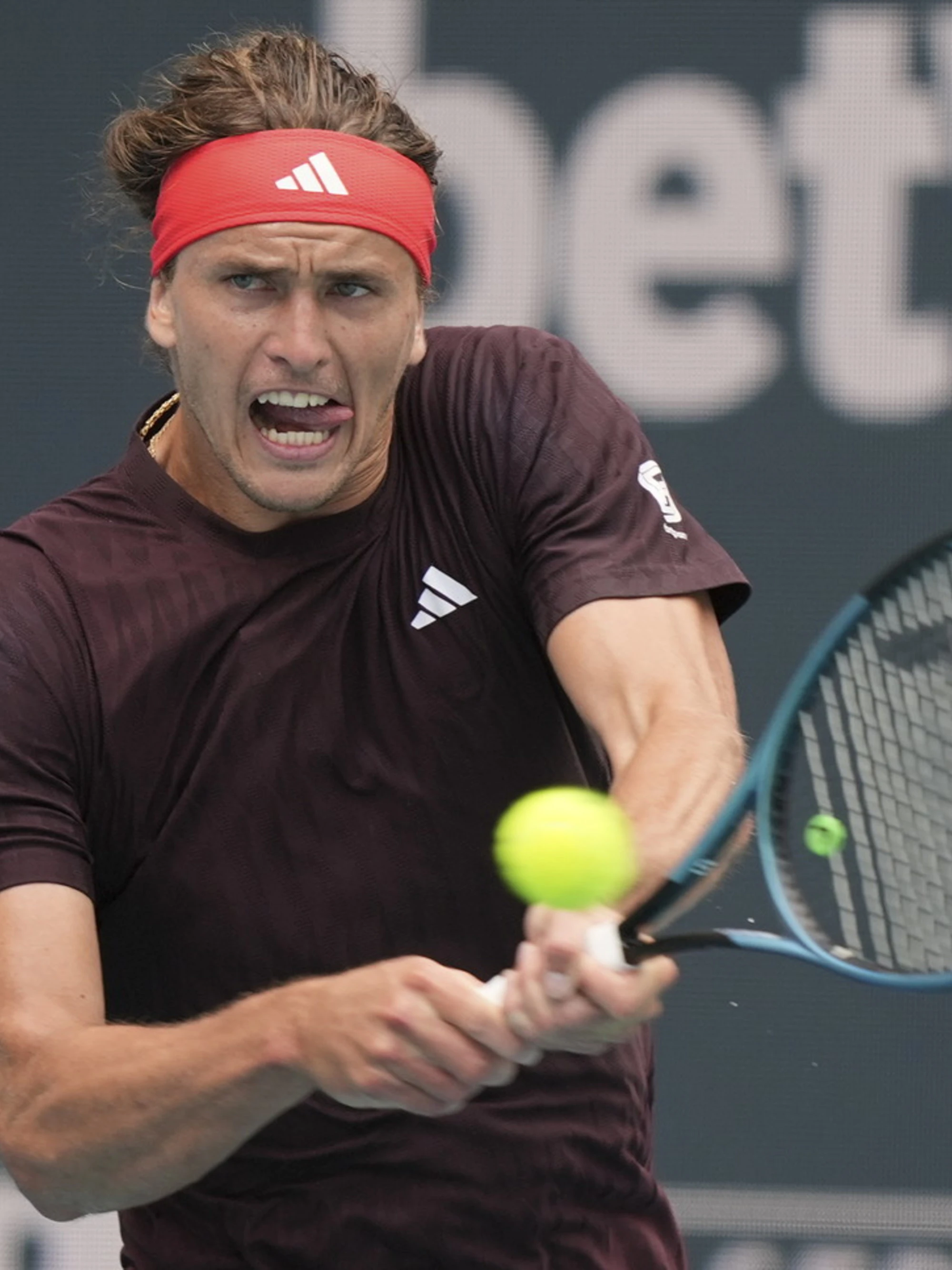 Zverev si auto-flagella, Sinner gode: una notte trionfale