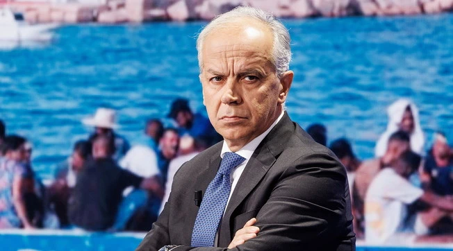 Piantedosi, "migranti delle ong non toccano a voi": chi gli dà ragione