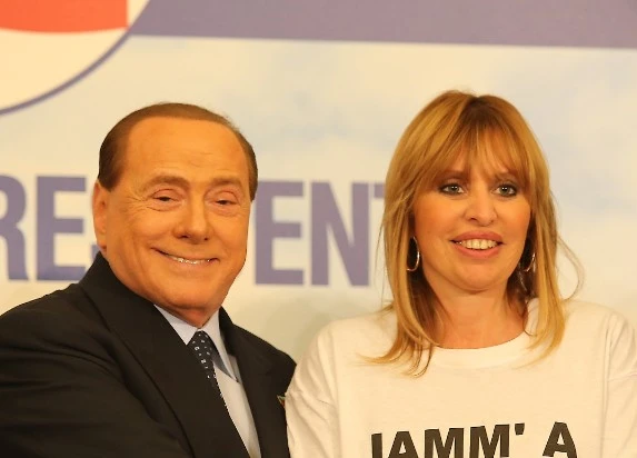 Silvio Berlusconi a valanga: Mussolini contro Mussolini, dichiara guerra alla Meloni