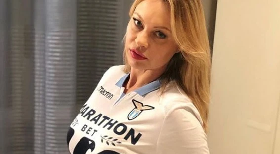 Anna Falchi festeggia la vittoria della Lazio così: tacchi a spillo e sotto alla maglietta niente