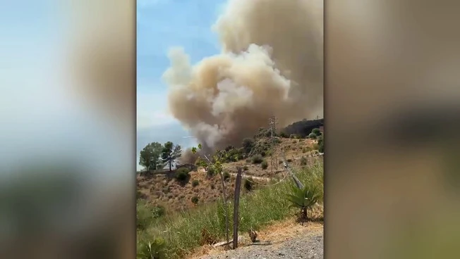 Incendio a Taormina, le fiamme minacciano le abitazioni