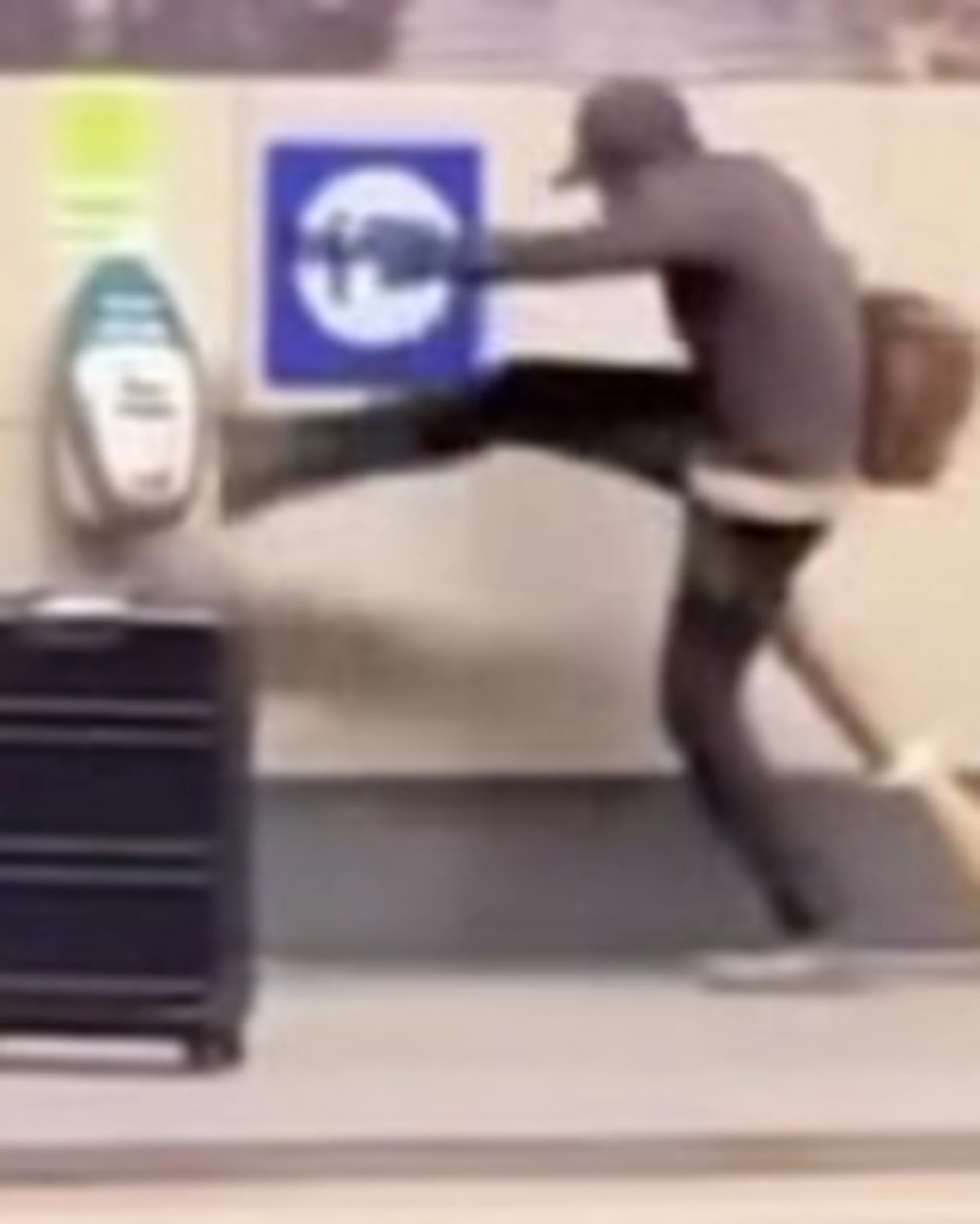 Torino, la follia dell'immigrato in stazione Porta Susa: "Delinquente e defic***"