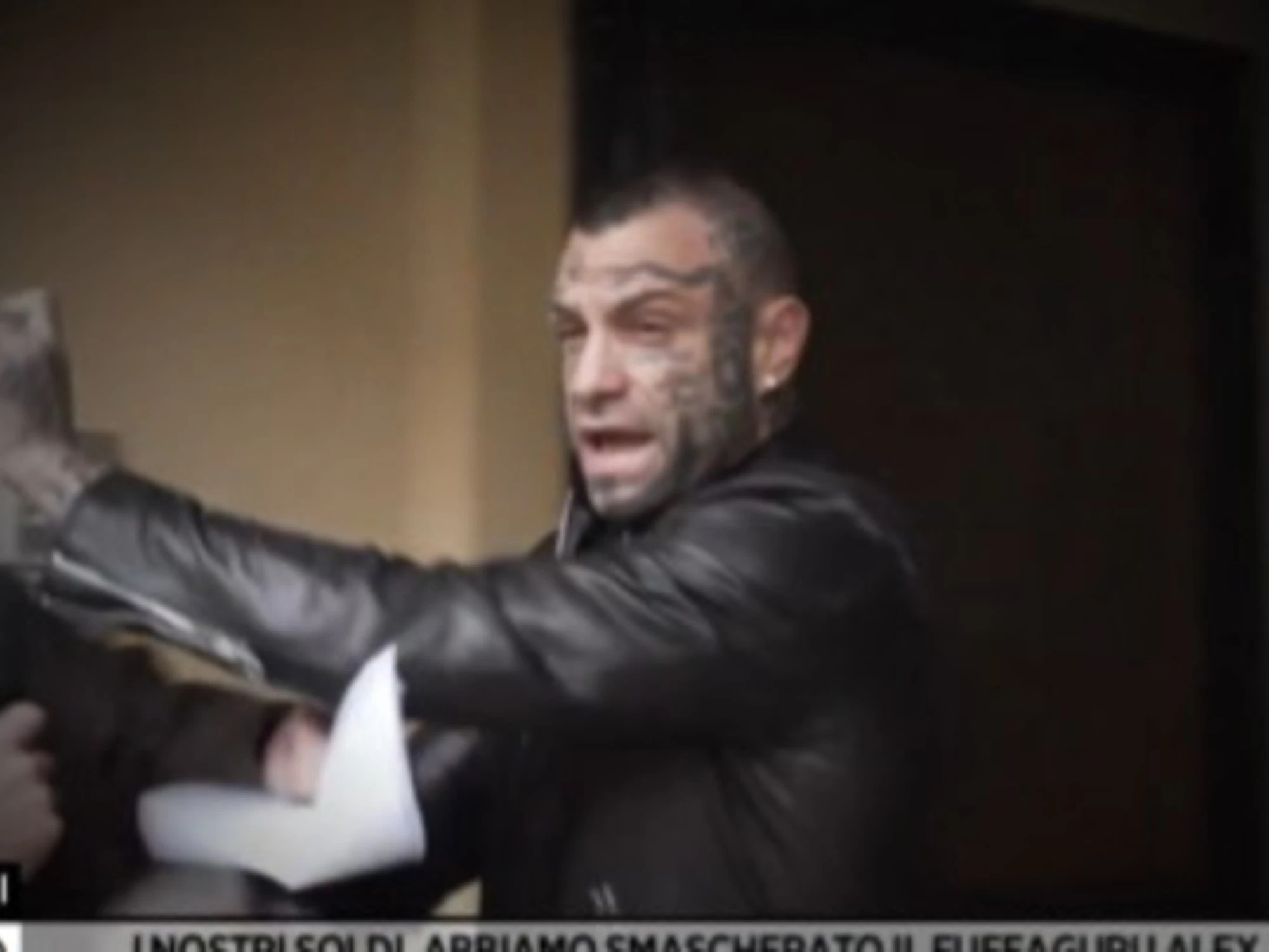 Fuori dal Coro, Alex Soldati spruzza spray urticante contro l'inviato di Rete 4