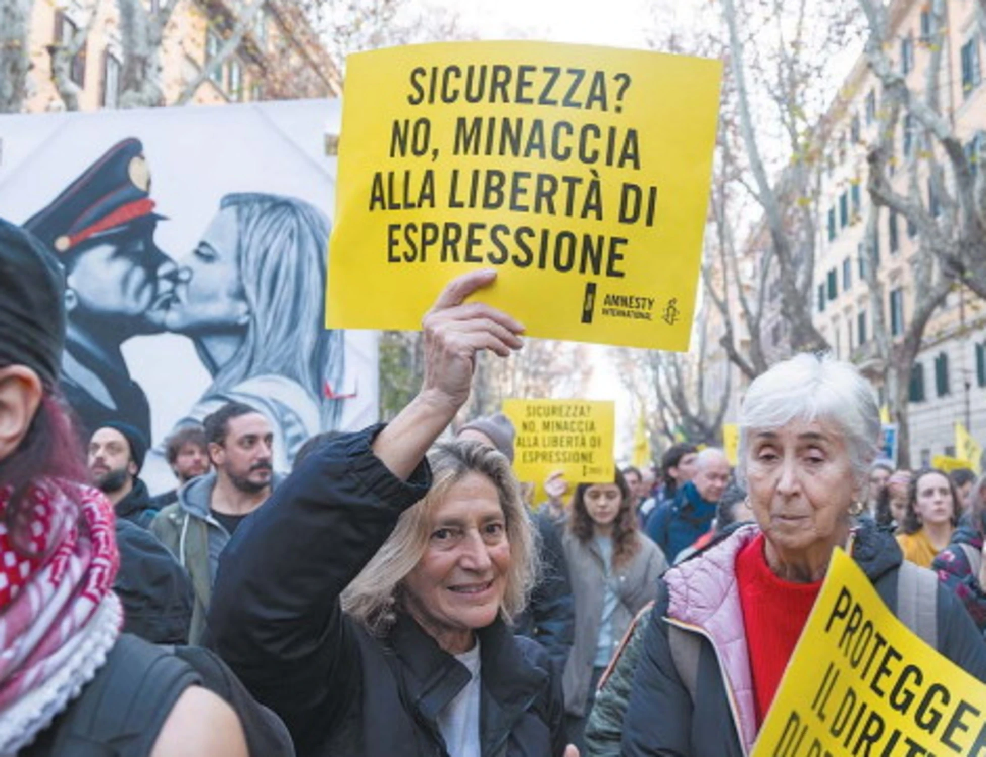 Polizia, chi riempie di milioni i nemici delle nostre divise