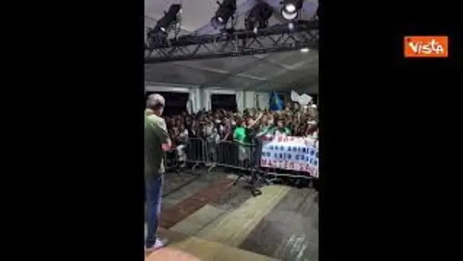 Leggi l'articolo: 'Matteo! Matteo! Matteo!' coro per il leader della Lega Salvini a Pontida Giovani