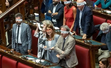 Delmastro, no all'accesso alle chat. La sinistra insorge: bende, urla, minacce