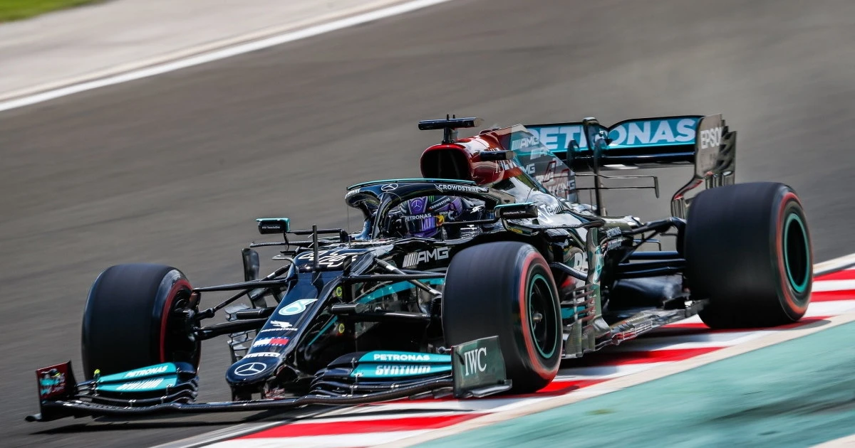 Formula 1, pole di Hamilton in Ungheria: interrotta la striscia di Verstappen. Leclerc settimo, Sainz a muro