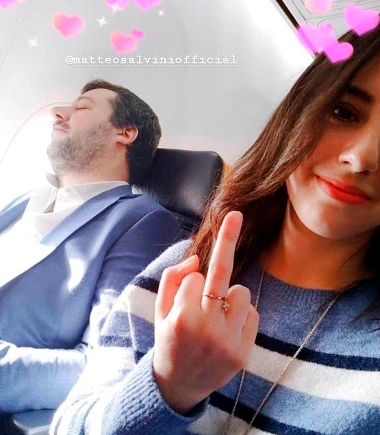 Matteo Salvini dorme in aereo? La 19enne fa dito medio e scatta una foto: un caso sui social