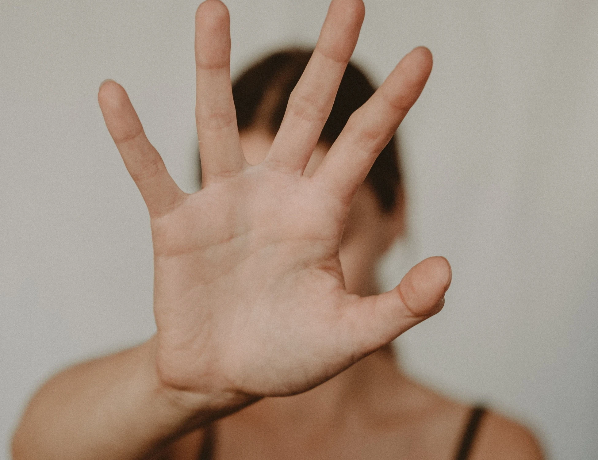Rimini, senegalese spinge a terra una donna e prova a violentarla: "Non urlare, faccio presto"