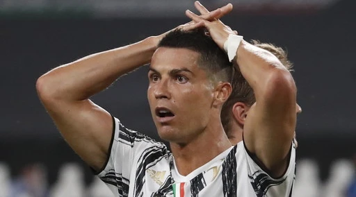 Juventus, Cristiano Ronaldo resta solo se... Le condizioni del fenomeno: i tifosi sudano freddo