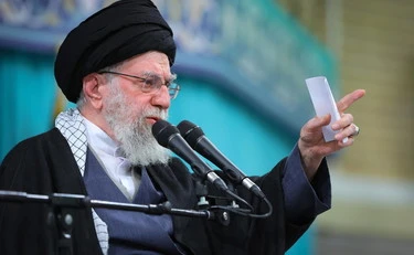 Iran, Khamenei trasferito in uno rifugio sotterraneo: "Possibile attacco dagli Usa"