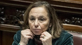 Immigrazione, Luciana Lamorgese: "Meno arrivi del 2020". Ma il dossier la smentisce