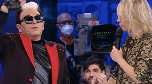 Maria De Filippi, Malgioglio la gela: "Scusa, i pantaloni...è successo"