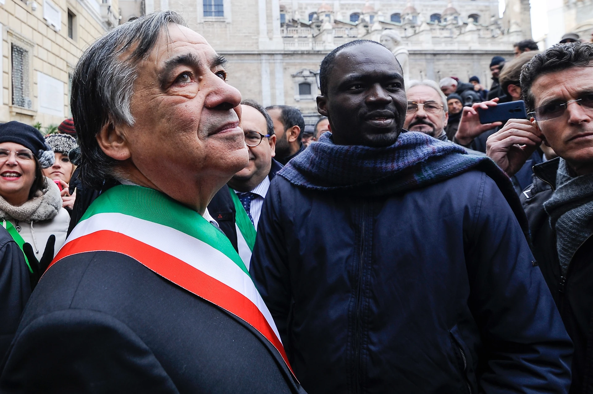 Immigrati, Leoluca Orlando: "Matteo Salvini criminogeno e disumano". Il leader della Lega gli ride in faccia