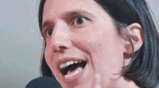Il mondo al contrario di Elly Schlein: ora la sinistra britannica manda il Pd al manicomio
